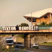 Mesajele afișate peste tot în oraș de fanii lui Lyon contra proprietarului clubului, John Textor / Foto: X