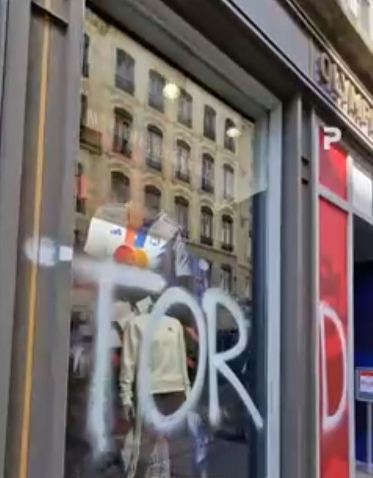 Revoltă contra „groparului” lui Lyon » Imagini incredibile din Franța: mesaje de amenințare pe poduri, magazine și biserici!