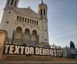 Mesajele afișate peste tot în oraș de fanii lui Lyon contra proprietarului clubului, John Textor / Foto: X