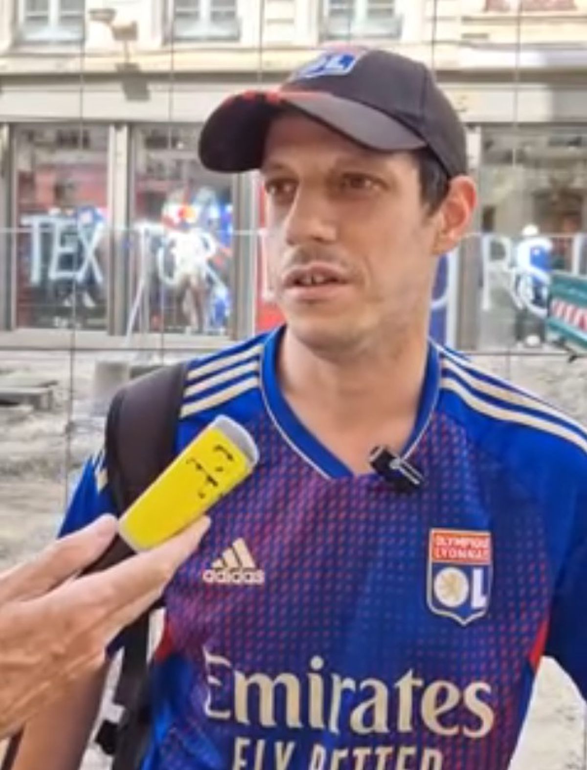 Revoltă contra „groparului” lui Lyon » Imagini incredibile din Franța: mesaje de amenințare pe poduri, magazine și biserici!