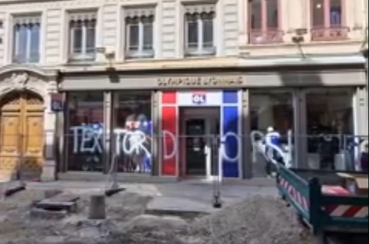 Mesajele afișate peste tot în oraș de fanii lui Lyon contra proprietarului clubului, John Textor / Foto: X