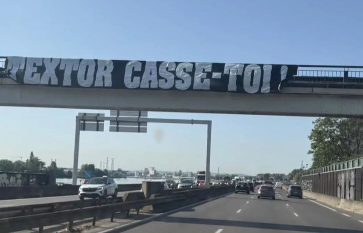 Mesajele afișate peste tot în oraș de fanii lui Lyon contra proprietarului clubului, John Textor