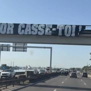 Mesajele afișate peste tot în oraș de fanii lui Lyon contra proprietarului clubului, John Textor / Foto: X