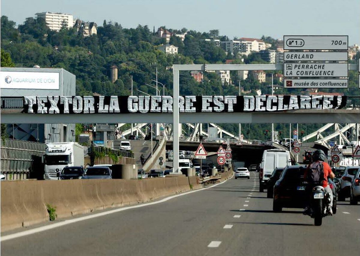 Revoltă contra „groparului” lui Lyon » Imagini incredibile din Franța: mesaje de amenințare pe poduri, magazine și biserici!