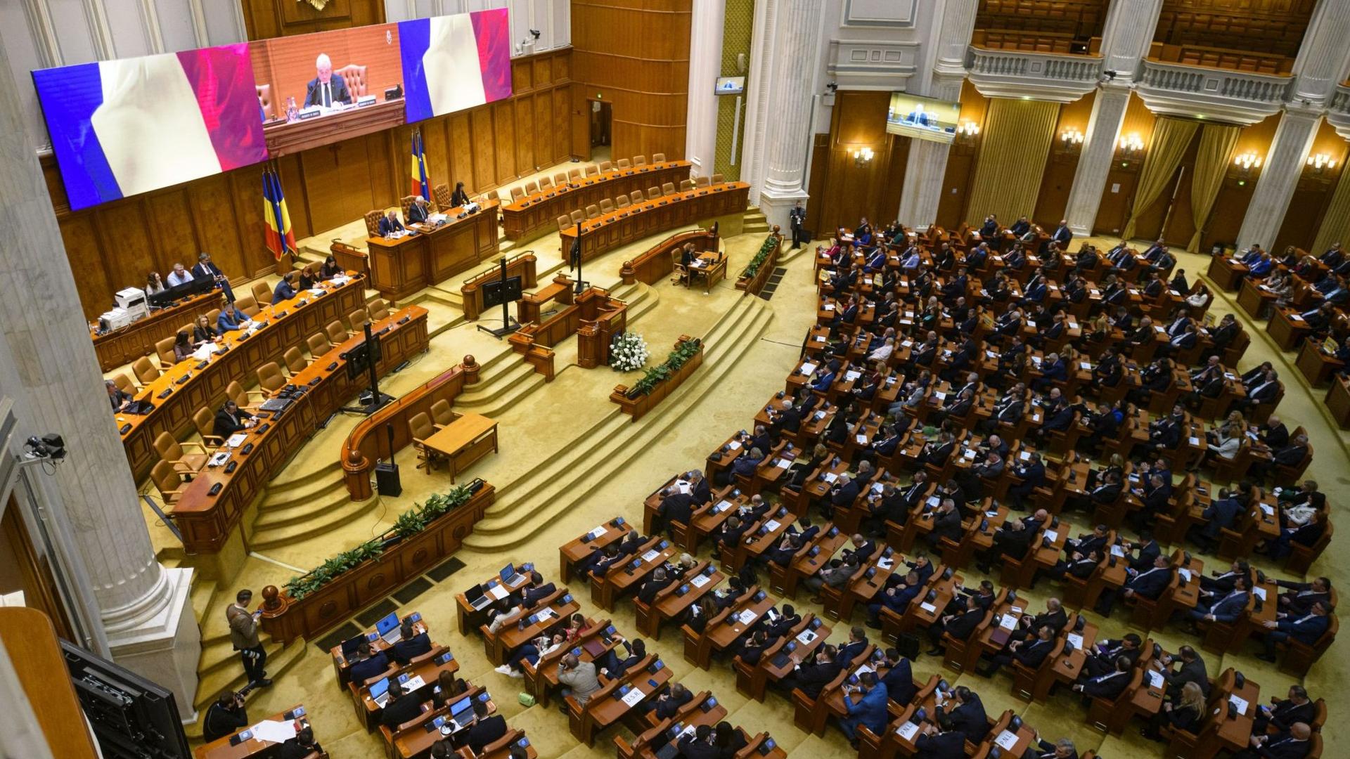 Deputatul Ciprian Paraschiv prezentând proiectul de lege pentru difuzarea liberă a meciurilor naționale România la handbal și fotbal, în contextul legii difuzare TV. | sursa foto: Gazeta Sporturilor