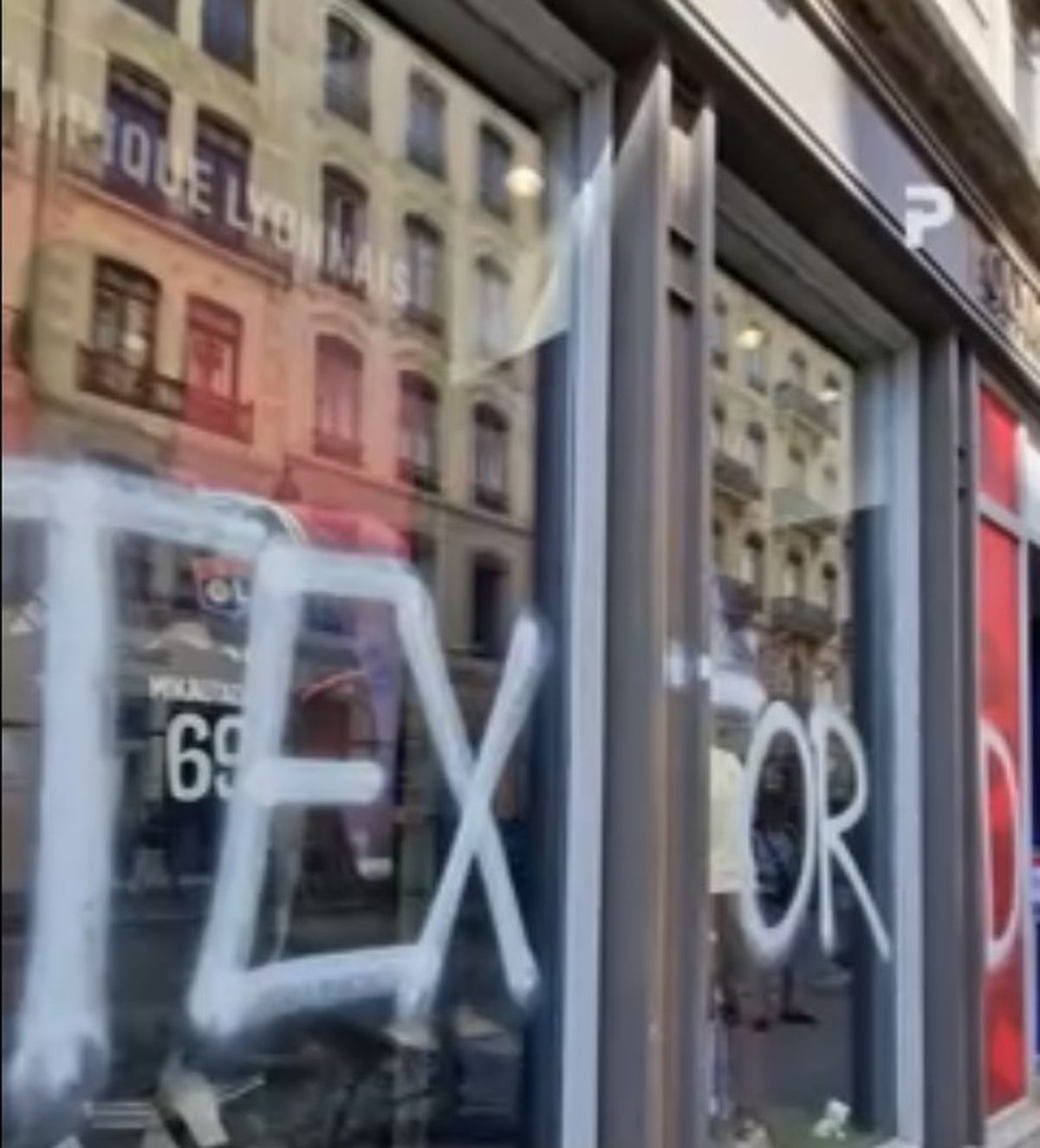 Revoltă contra „groparului” lui Lyon » Imagini incredibile din Franța: mesaje de amenințare pe poduri, magazine și biserici!