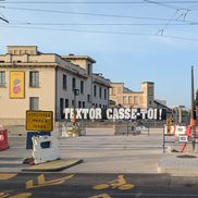 Mesajele afișate peste tot în oraș de fanii lui Lyon contra proprietarului clubului, John Textor / Foto: X