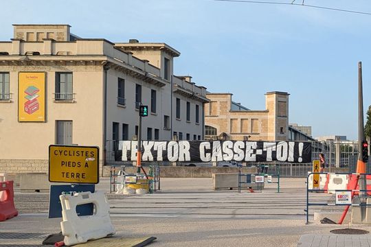 Mesajele afișate peste tot în oraș de fanii lui Lyon contra proprietarului clubului, John Textor / Foto: X