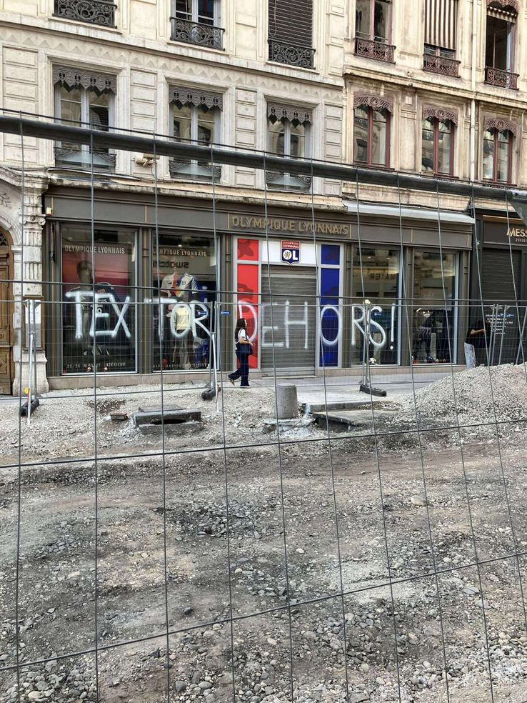 Mesajele afișate peste tot în oraș de fanii lui Lyon contra proprietarului clubului, John Textor / Foto: X