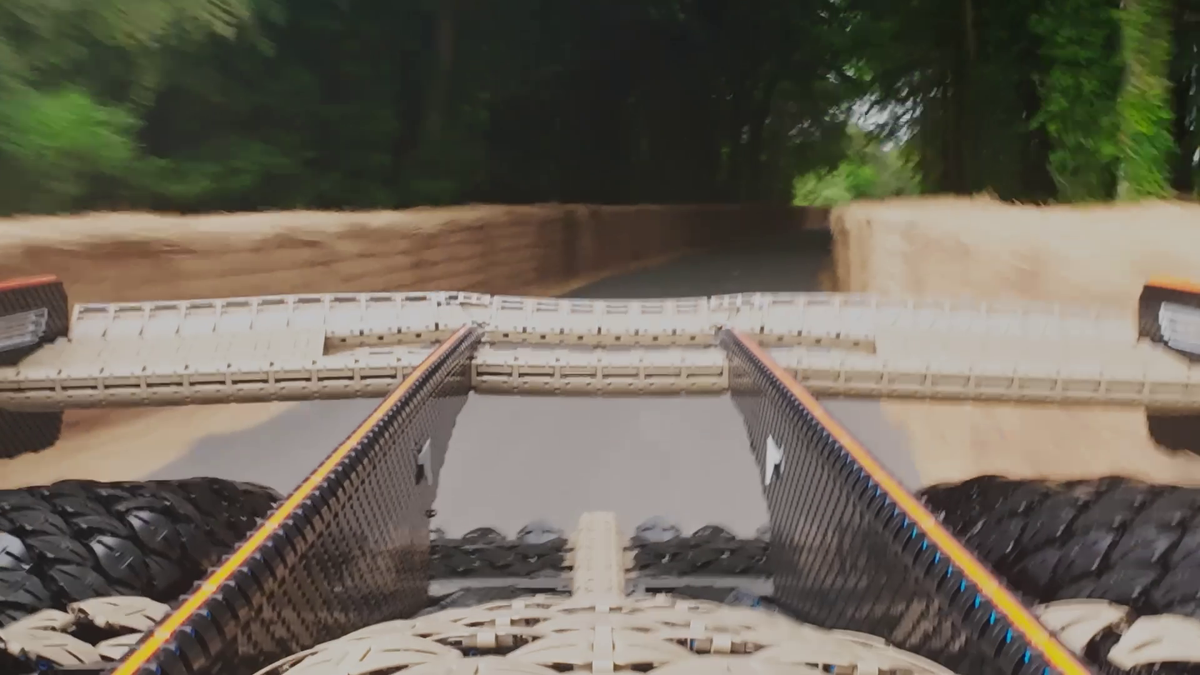Nebunie pe circuit! Ce viteză a prins supercarul construit din 327.000 de piese lego