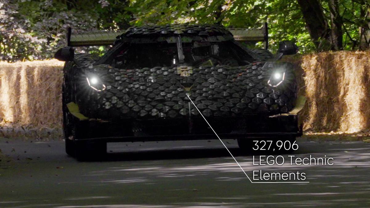 Nebunie pe circuit! Ce viteză a prins supercarul construit din 327.000 de piese lego