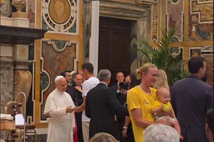 David Popovici, întâlnire specială cu Papa Leon al XIV-lea » Ce cadou i-a oferit campionul olimpic