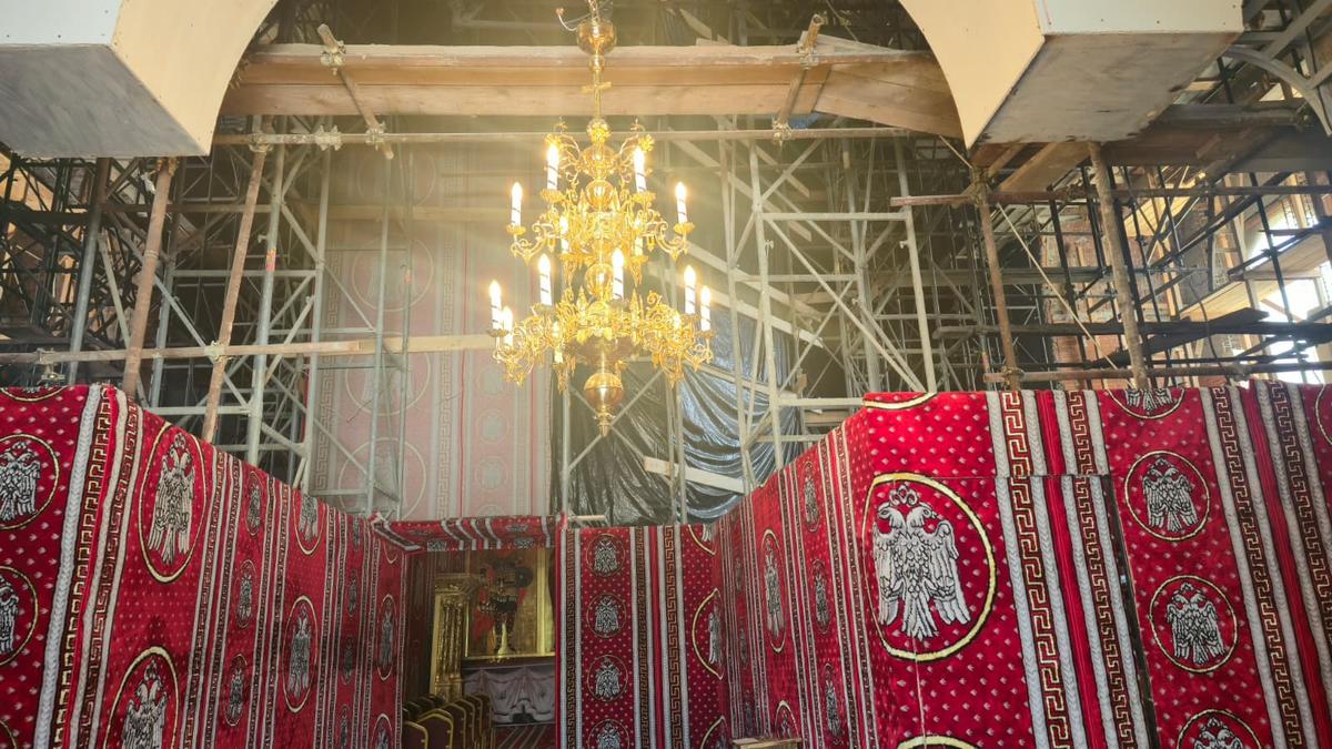 Imagini din interiorul Bisericii construite de Gigi Becali în Pipera