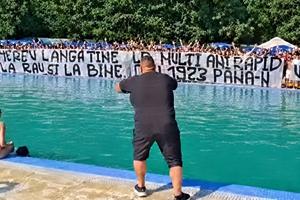 Tradiție? Peluza Nord Rapid a sărbătorit ziua clubului la piscină