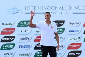 David Popovici înoată începând de vineri în locul în care a stabilit mai multe recorduri mondiale și europene
