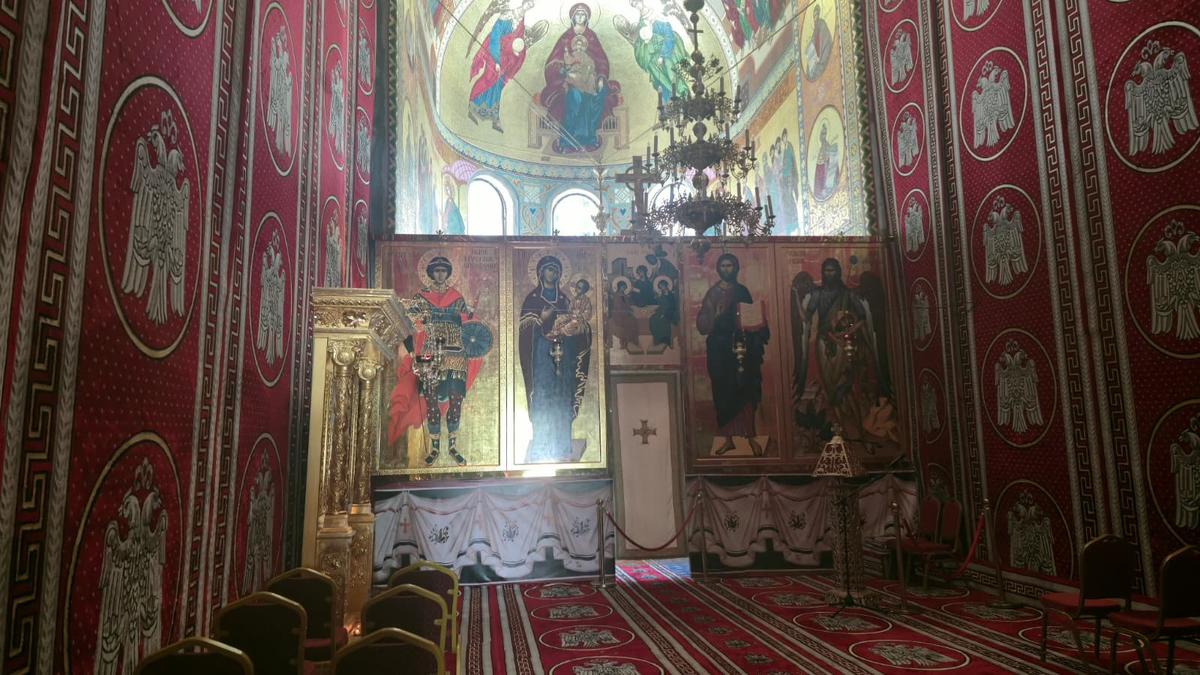 Imagini din interiorul Bisericii construite de Gigi Becali în Pipera