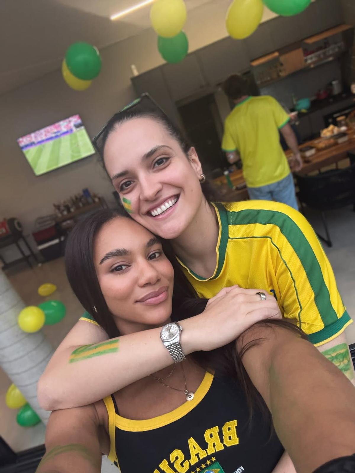 Elizabeth Omoregie și iubita Gabi Moreschi s-au îmbrăcat în tricoul naționalei favorite de la Mondial