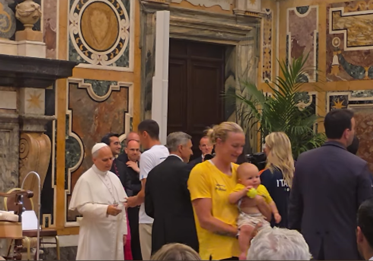 David Popovici, întâlnire specială cu Papa Leon al XIV-lea » Ce cadou i-a oferit campionul olimpic