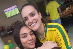 Elizabeth Omoregie și iubita Gabi Moreschi s-au îmbrăcat în tricoul naționalei favorite de la Mondial
