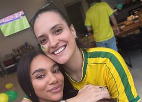 Elizabeth Omoregie și iubita Gabi Moreschi s-au îmbrăcat în tricoul naționalei favorite de la Mondial