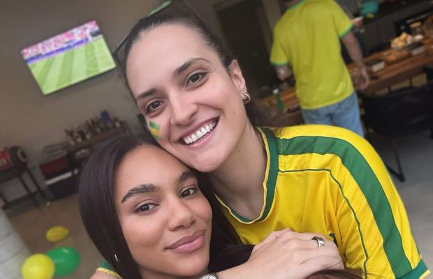 Elizabeth Omoregie și iubita Gabi Moreschi s-au îmbrăcat în tricoul naționalei favorite de la Mondial