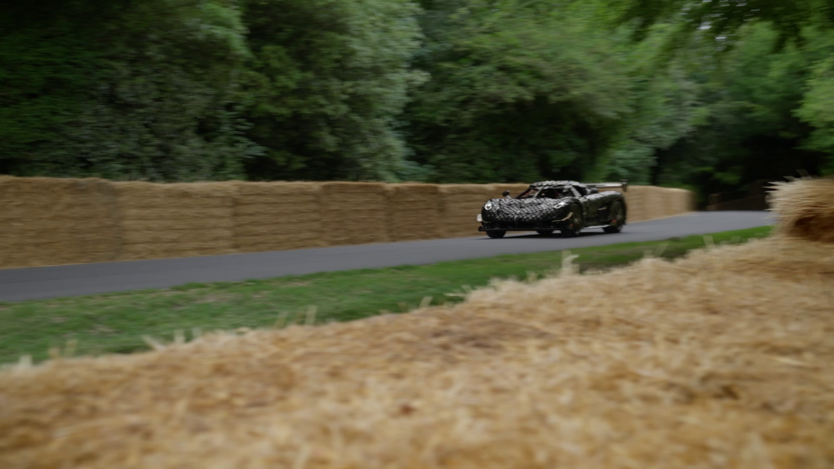 Nebunie pe circuit! Ce viteză a prins supercarul construit din 327.000 de piese lego