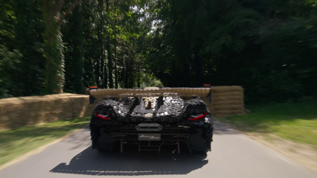 Nebunie pe circuit! Ce viteză a prins supercarul construit din 327.000 de piese lego
