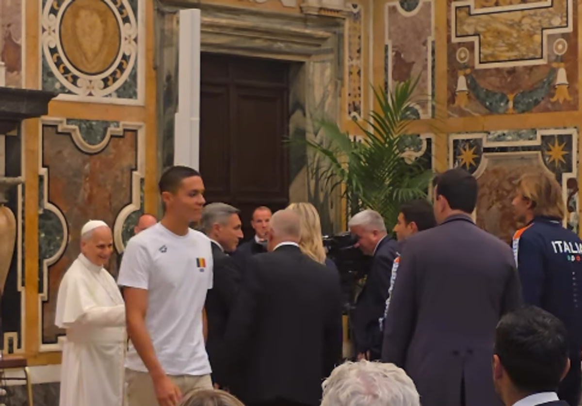 David Popovici, întâlnire specială cu Papa Leon al XIV-lea » Ce cadou i-a oferit campionul olimpic