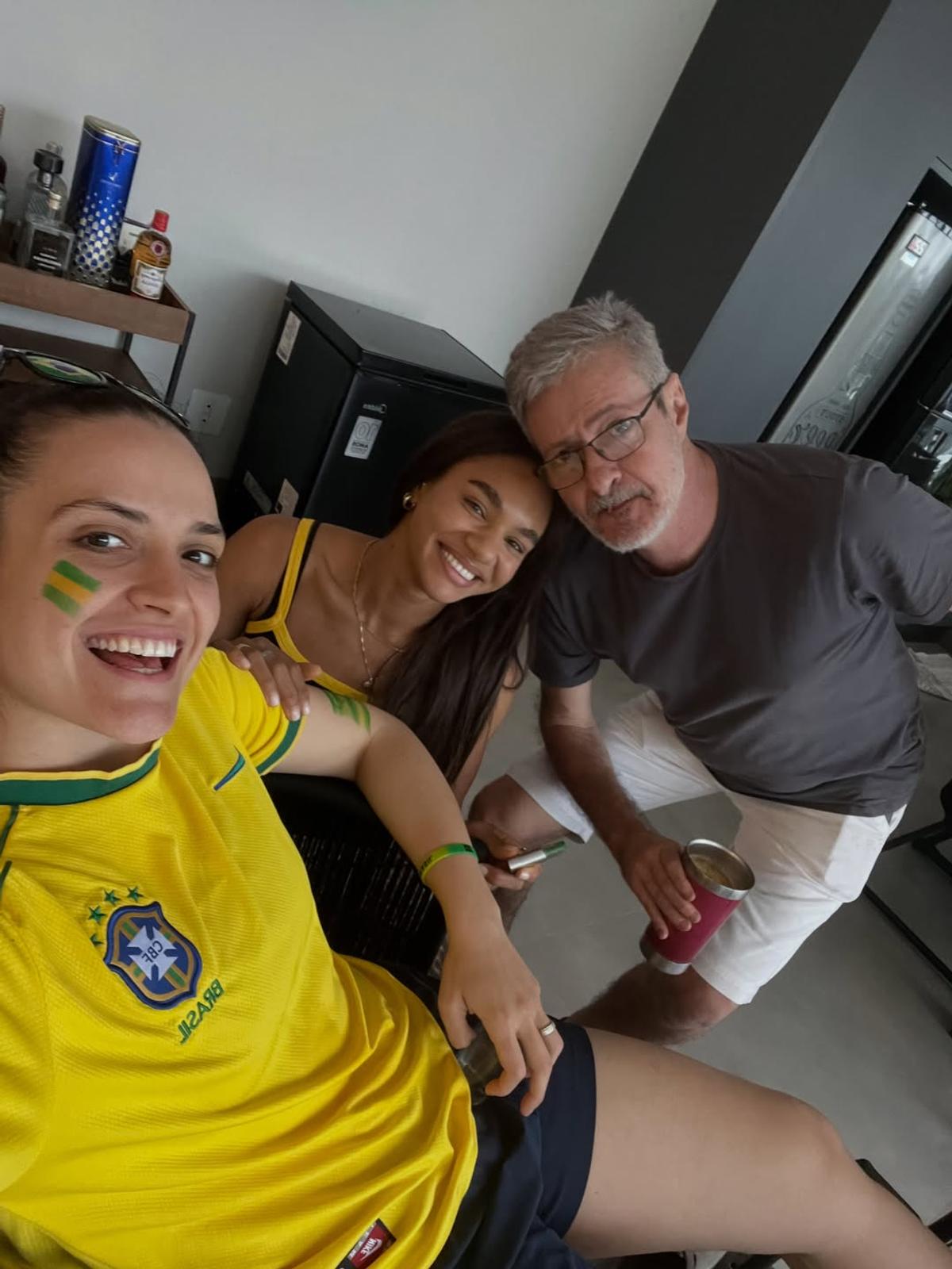 Elizabeth Omoregie și iubita Gabi Moreschi s-au îmbrăcat în tricoul naționalei favorite de la Mondial