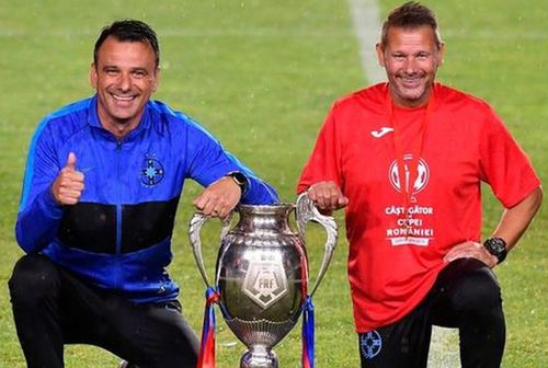 Toni Petrea (stânga) și Thomas Neubert (dreapta), alături de trofeul Cupei României, câștigat de FCSB în urmă cu 3 zile