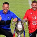 Toni Petrea (stânga) și Thomas Neubert (dreapta), alături de trofeul Cupei României, câștigat de FCSB în urmă cu 3 zile