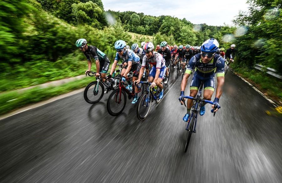 Cicliștii rulând pe ploaie în etapa de azi Foto Sebastian Marcovici - Focus Photos