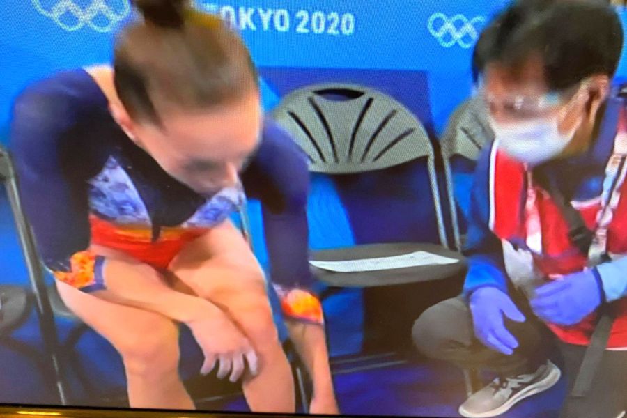 Larisa Iordache s-a confruntat cu dureri la picior și a fost consultată de medic / Captură TVR Larisa Iordache e în finala de la bârnă! » UPDATE Diagnostic pentru româncă: are entorsă metatarsiană! + când e finala