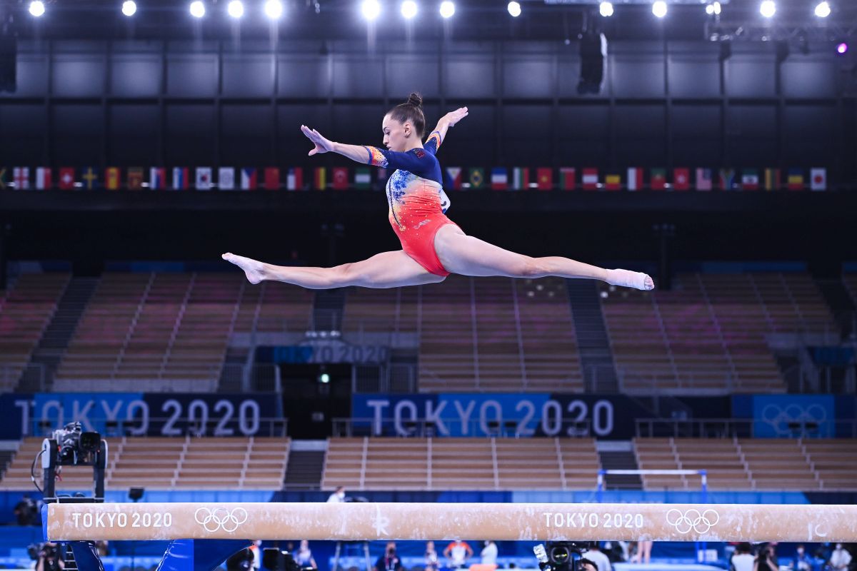 Larisa Iordache, la bârnă