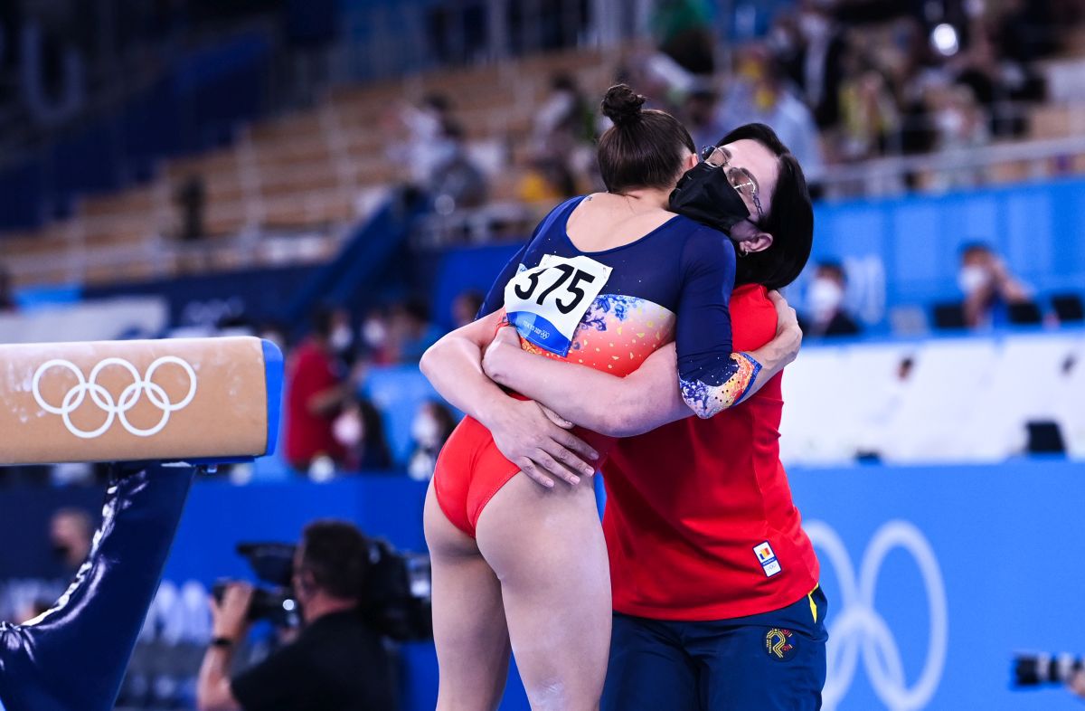 Larisa Iordache, la bârnă