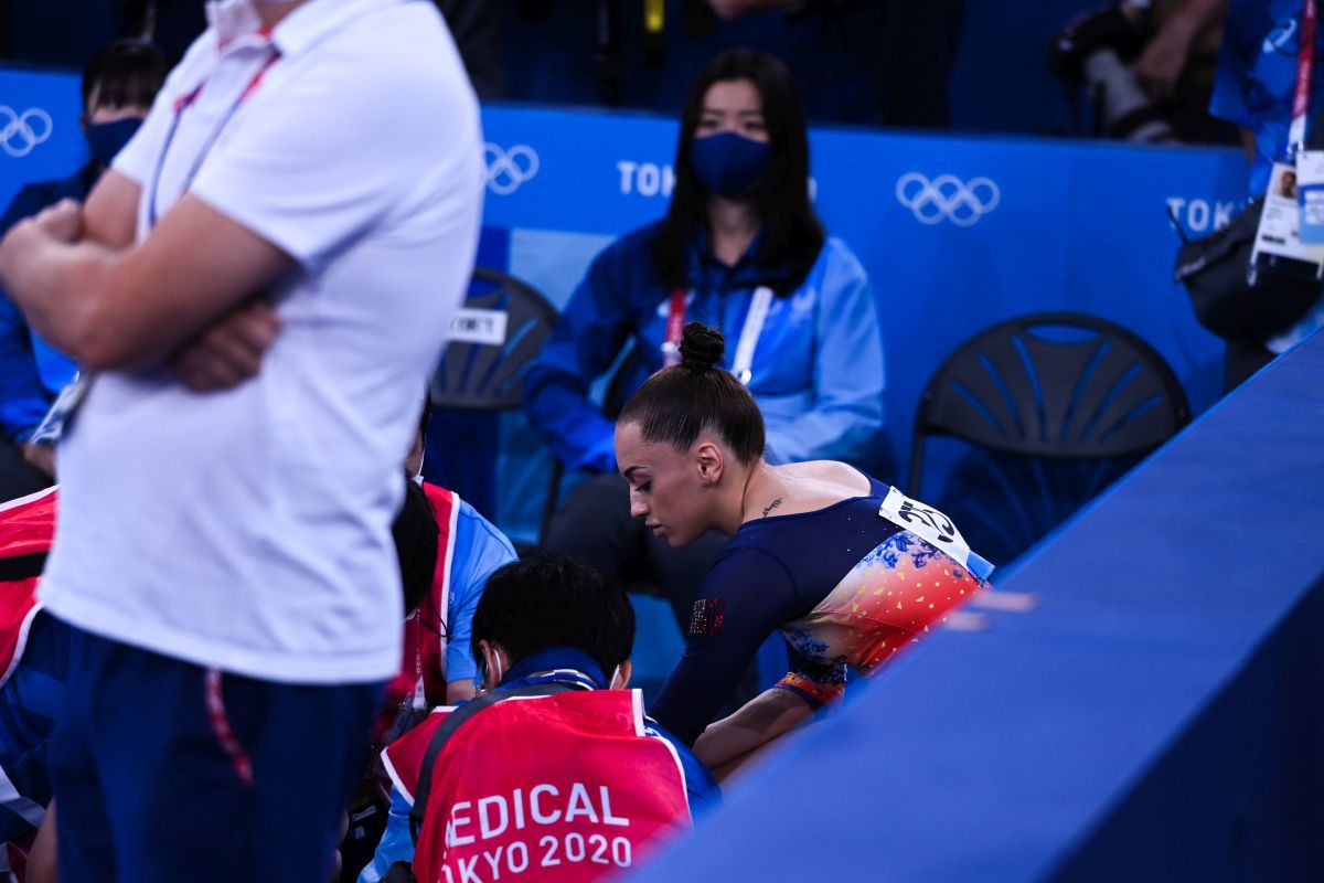 Larisa Iordache e în finala de la bârnă! » UPDATE Diagnostic pentru româncă: are entorsă metatarsiană! + când e finala