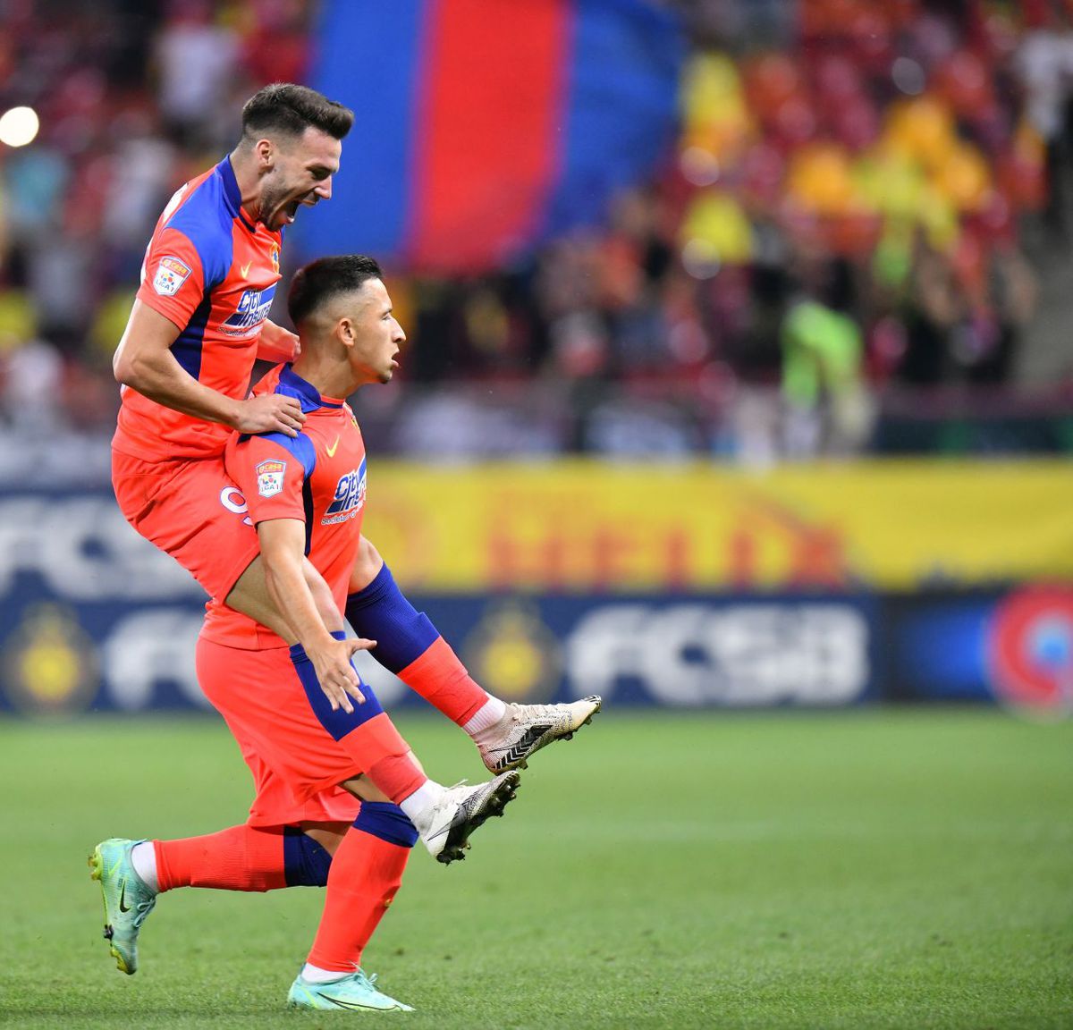 Laurențiu Reghecampf, în loja lui Gigi Becali la FCSB - CS Universitatea Craiova!