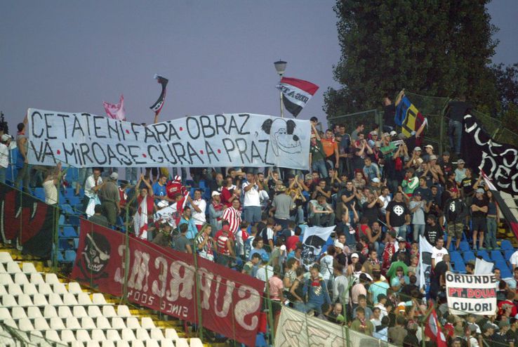 Ultrașii lui Dinamo și cei din Peluza Sud 1997 s-au întrecut de-a lungul anilor în scenografii spectaculoase și mesaje ironice / Sursă foto: Arhivă Gazeta Sporturilor