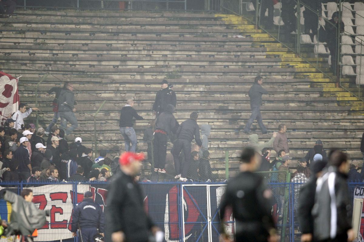 De la episodul „Poștașul” și până la cele mai aprige mesaje » 35 de imagini spectaculoase din rivalitatea Craiova - Dinamo