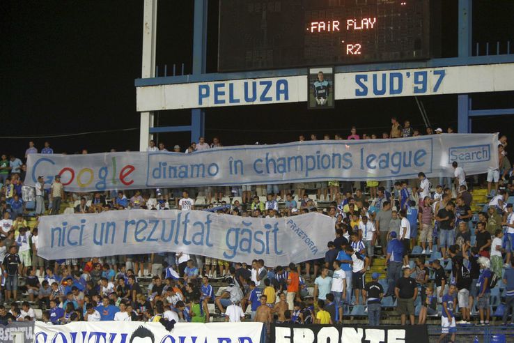 Ultrașii lui Dinamo și cei din Peluza Sud 1997 s-au întrecut de-a lungul anilor în scenografii spectaculoase și mesaje ironice / Sursă foto: Arhivă Gazeta Sporturilor