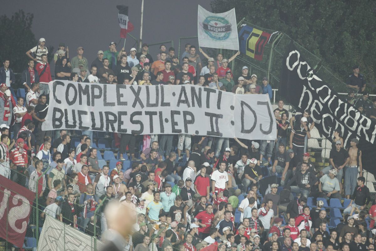 De la episodul „Poștașul” și până la cele mai aprige mesaje » 35 de imagini spectaculoase din rivalitatea Craiova - Dinamo