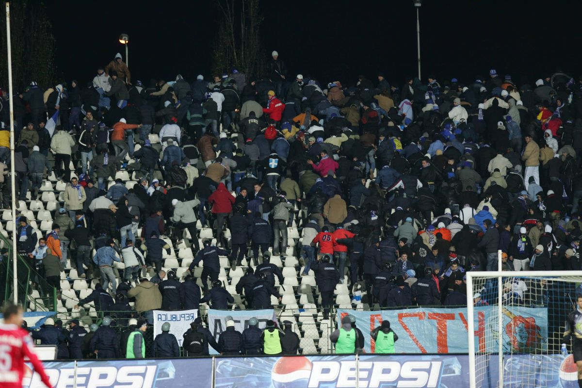 De la episodul „Poștașul” și până la cele mai aprige mesaje » 35 de imagini spectaculoase din rivalitatea Craiova - Dinamo