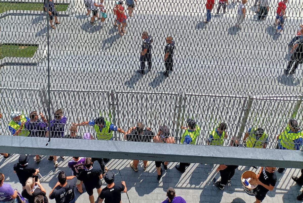 Nu s-a văzut la TV: tensiuni după Sepsi - FC Argeș! Au scandat „Ria, Ria, Ungaria”, apoi ar fi agresat un fan piteștean: „Organizare zero. Noi stăteam în cușcă, jandarmii citeau regulamentul”