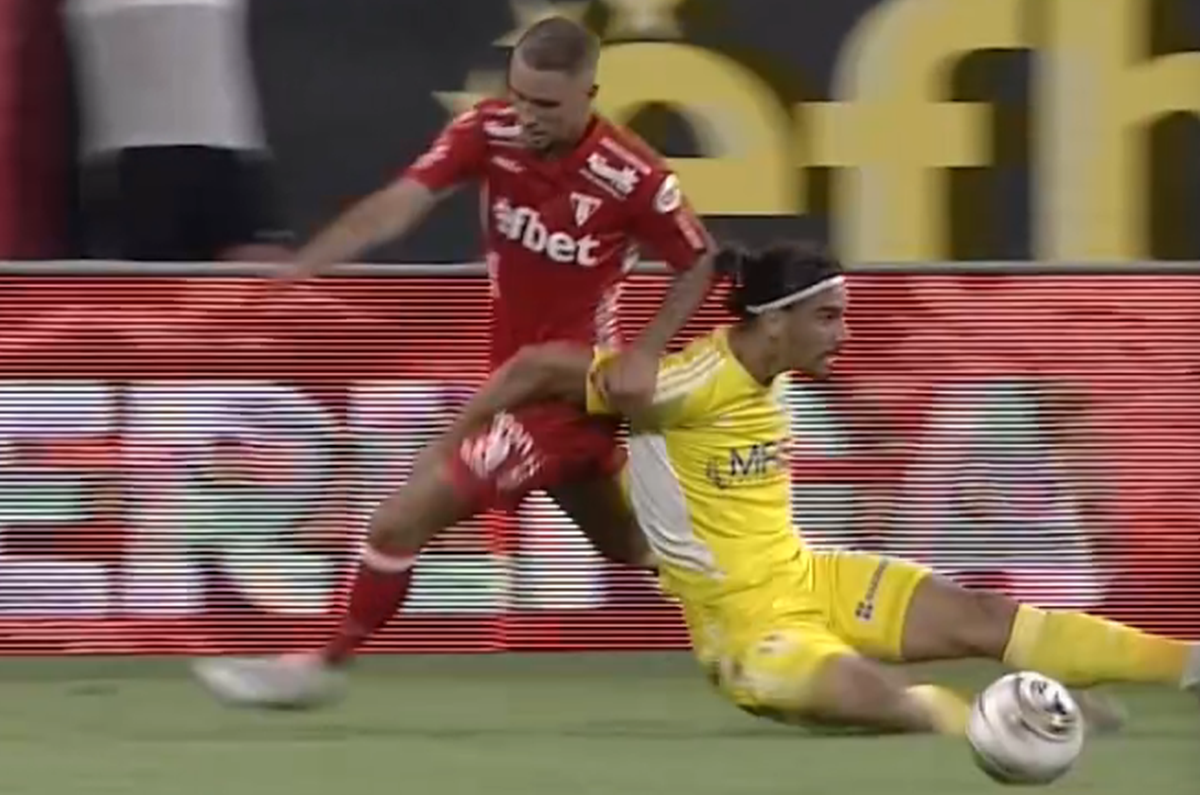 Eroare de arbitraj în UTA - Petrolul » „Roșu” neacordat în prima repriză