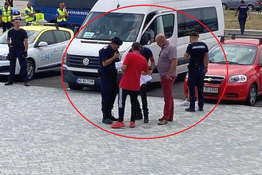 Doi jandarmi și un reprezentant al departamentului de organizare de la Sepsi consultă un set de hârtii. În spatele lor e microbuzul în care trebuiau să se îmbarce suporterii lui FC Argeș Nu s-a văzut la TV: tensiuni după Sepsi - FC Argeș! Au scandat „Ria, Ria, Ungaria”, apoi ar fi agresat un fan piteștean: „Organizare zero. Noi stăteam în cușcă, jandarmii citeau regulamentul”