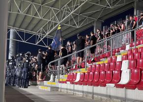Scandal la UTA - Petrolul » Ultrașii au atacat copii, forțele de ordine au intervenit de urgență