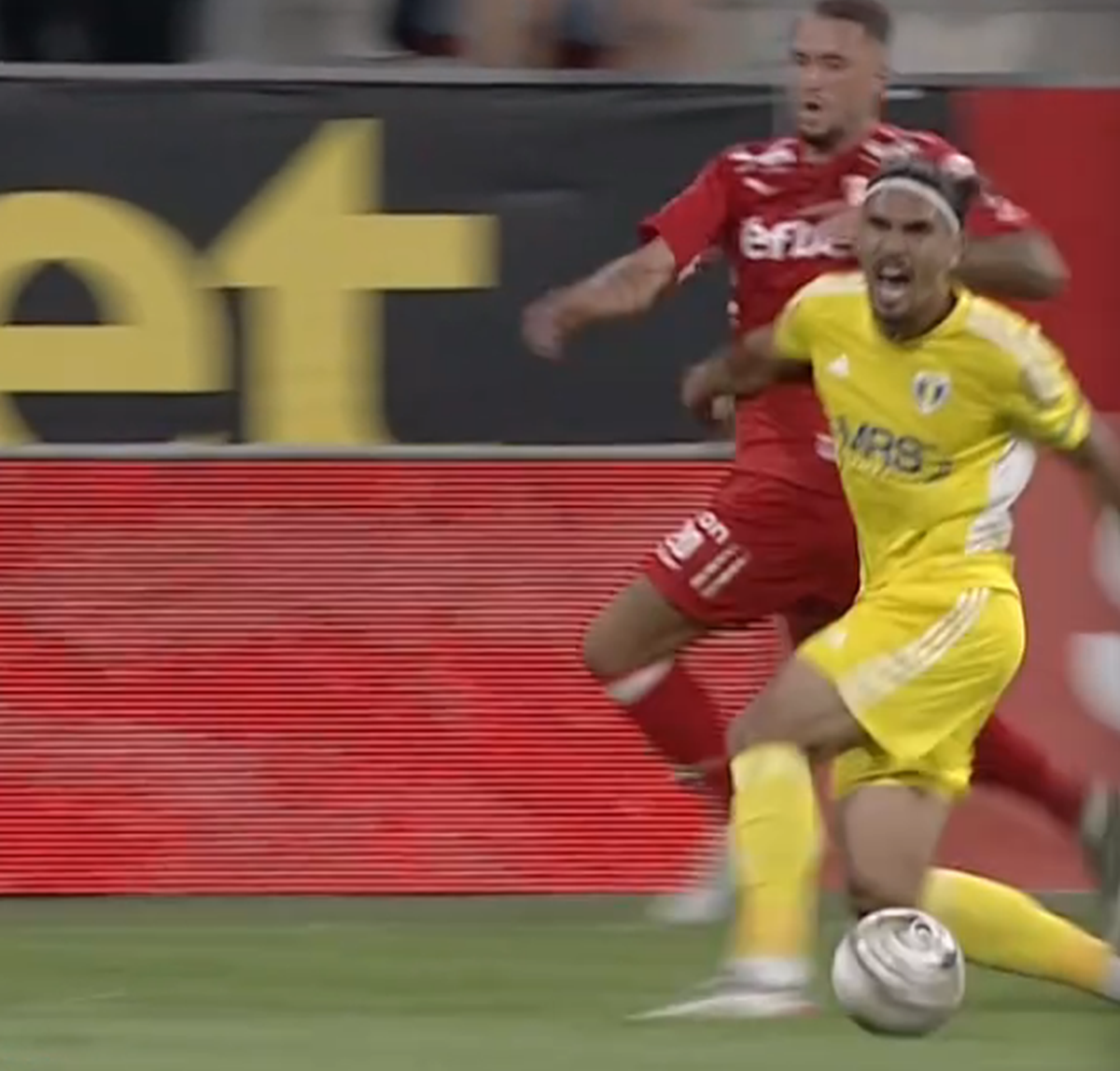 Eroare de arbitraj în UTA - Petrolul » „Roșu” neacordat în prima repriză