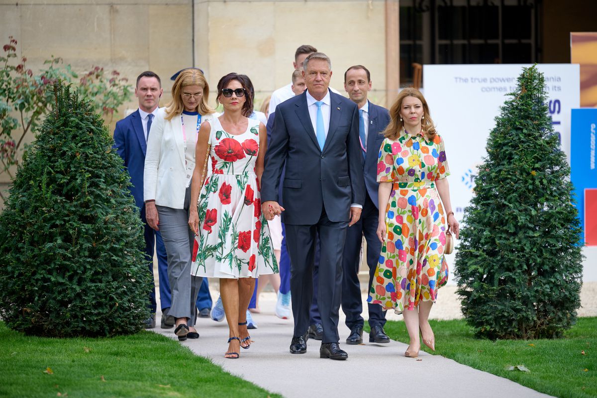 Cât costă rochia purtată de Carmen Iohannis la Ambasada României de la Paris, înainte de Jocurile Olimpice » Detaliul care a atras atenția tuturor