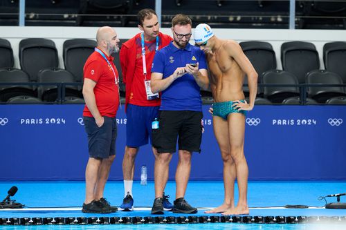 Marcel Ivan, psiholog, Dragoș Luscan, preparator fizic și kinetorerapeut, și Adrian Rădulescu, antrenor, alături de David Popovici FOTO Raed Krishan