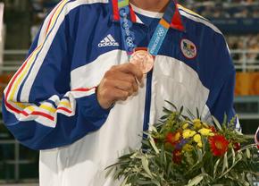 Răzvan Florea, primul medaliat olimpic al României, plin de emoții după victoria lui David Popovici: “Nu am crezut că a câștigat! Să-i dea aripi și pentru 100 de metri!”